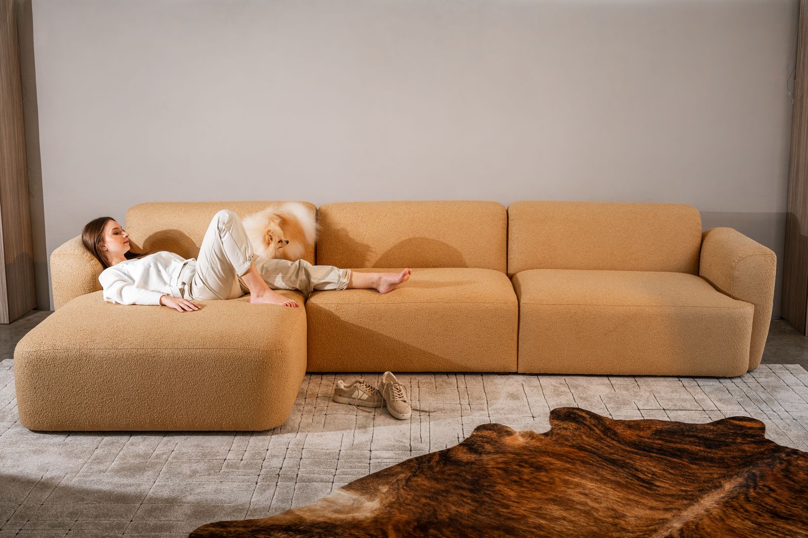 Sofá modular em ambiente aconchegante